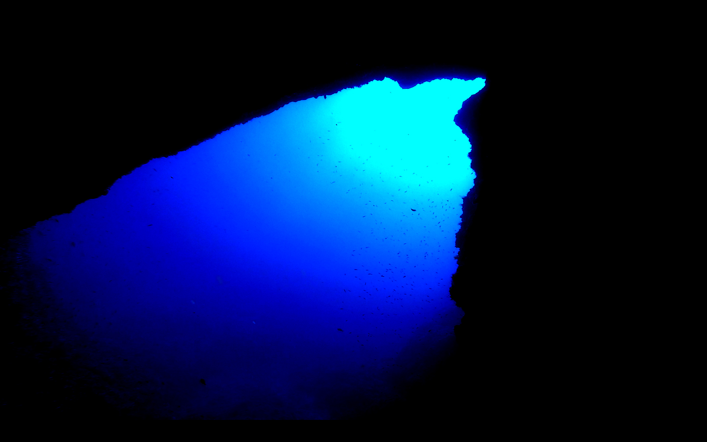 Giochi di luce da una grotta