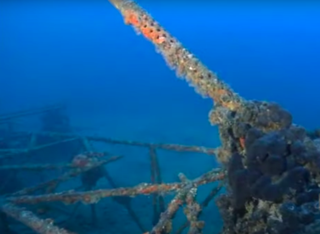 La mitragliatrice dorsale alloggiata in una torretta girevole, con la canna rivolta verso il cielo e nel vano sottostante la cartucciera