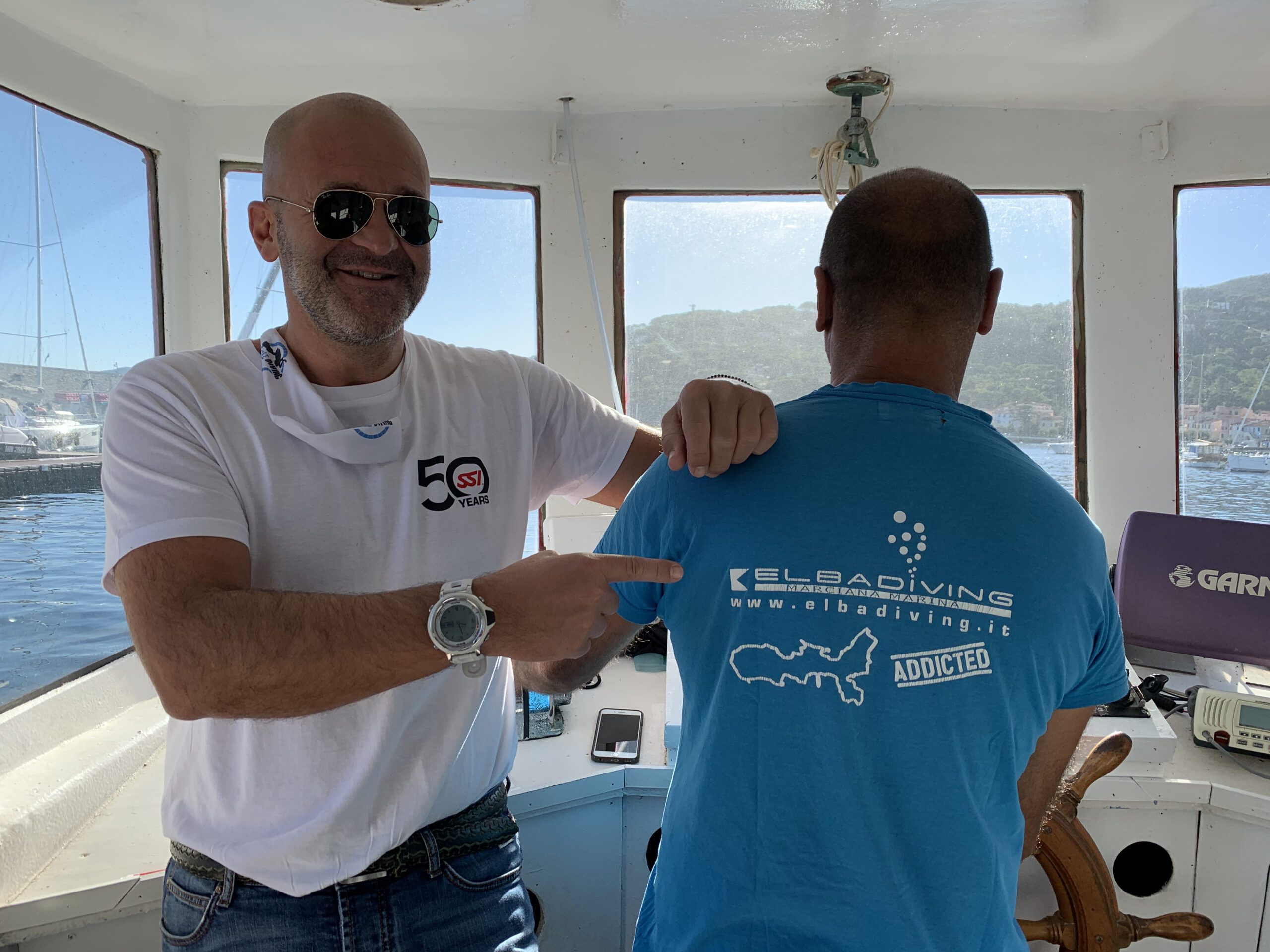 Sono all’Elba Diving, un diving center storico dell’Isola d’Elba, a due passi dal porto di Marciana Marina. Lo gestisce un caro amico subacqueo, Fabio Agostinelli. Mi accompagnerà alle Formiche della Zanca.