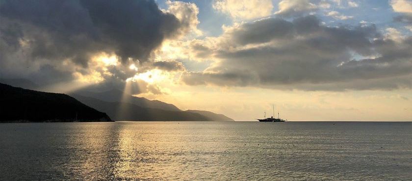 L’arrivo dell’autunno ha portato con sé, come al solito, piogge intense, vento e forti mareggiate. Nella notte un violento acquazzone ha inondato l’Isola d’Elba. Fortunatamente questa mattina il cielo è azzurro e, sebbene faccia frescolino, promette una giornata di tregua. Finalmente potrò immergermi