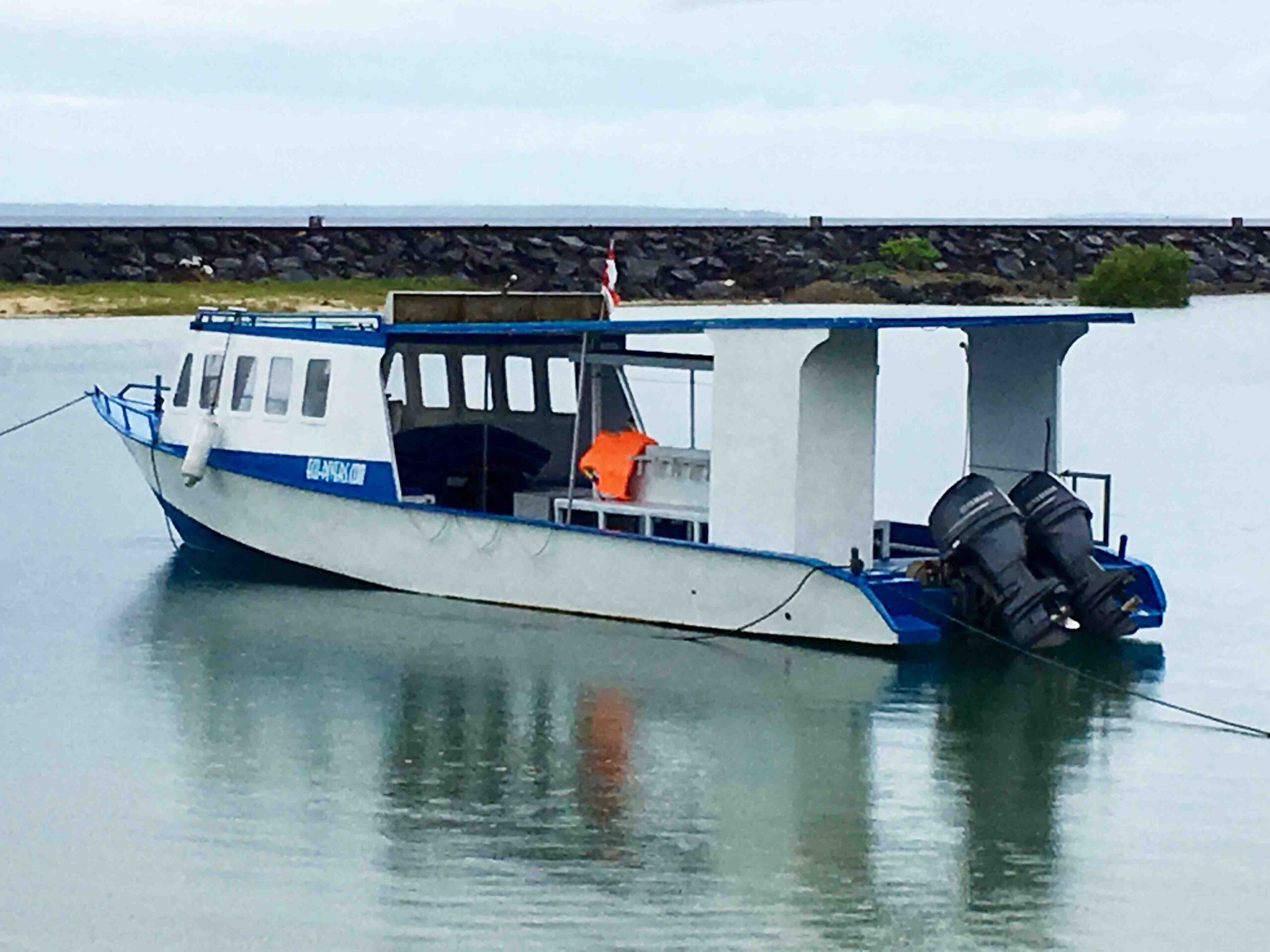 E così per una settimana alle 8 del mattino salgo in barca, bevo un caffè indonesiano, scelgo un asciugamano fresco e profumato che lo staff mi mette a disposizione e salgo sul deck a prendere il sole. La mia attrezzatura è già pronta come sono pronte le bombole che mi serviranno per le immersioni giornaliere.