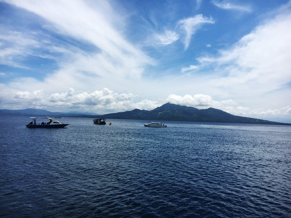 Le isole di Bunaken e Siladen sono di fronte a noi e ci impiegheremo circa mezz’ora per raggiungerle. Fanno parte del Marine National Park di Bunaken e saranno la meta delle mie immersioni con Eco Divers Manado