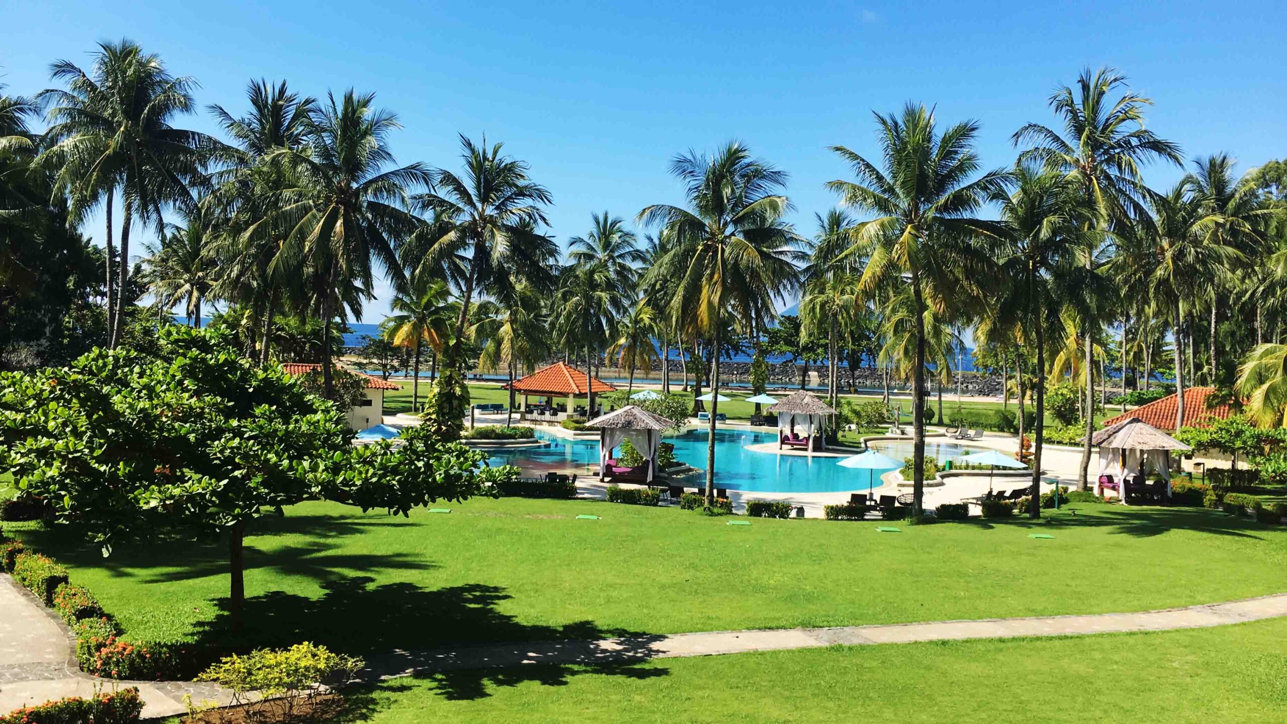 o, sono nella mia junior ocean suite al Mercure Manado Tateli Beach Resort. Affacciato sull'Oceano Pacifico, questo resort sulla spiaggia si trova su un terreno pianeggiante con un giardino lussureggiante e con molte strutture per garantire una vacanza indimenticabile tra cui una grande piscina e, naturalmente, il centro immersioni: Eco Divers Manado