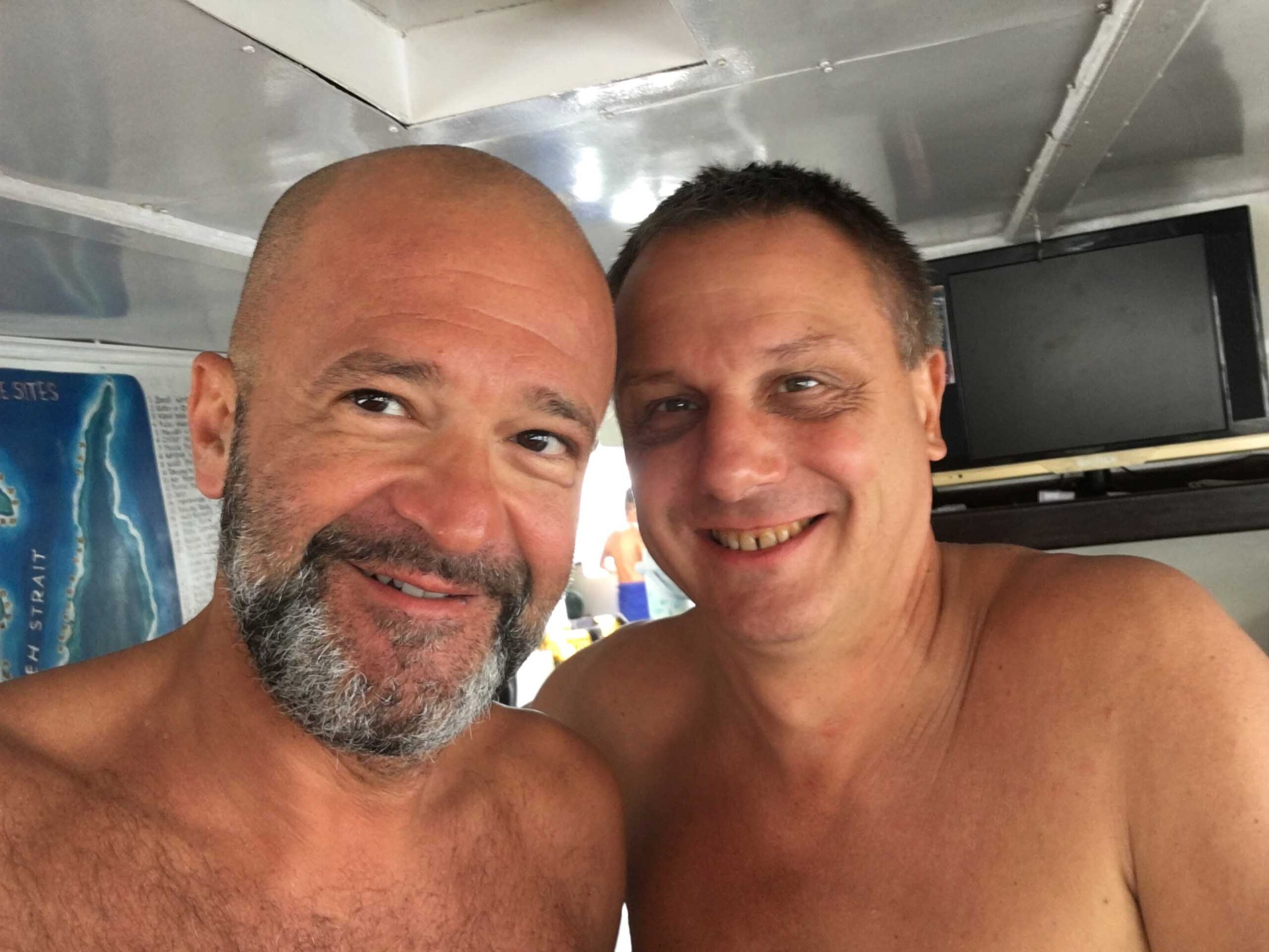 Io e Andrea Bensi, Benny per gli amici, o semplicemente “Lo Zio”.
Lo aspettavano a Manado, nel Nord Sulawesy, dove era appena diventato partner di Celebes Divers che gestiva un paio di diving center con annessi resort per i subacquei.