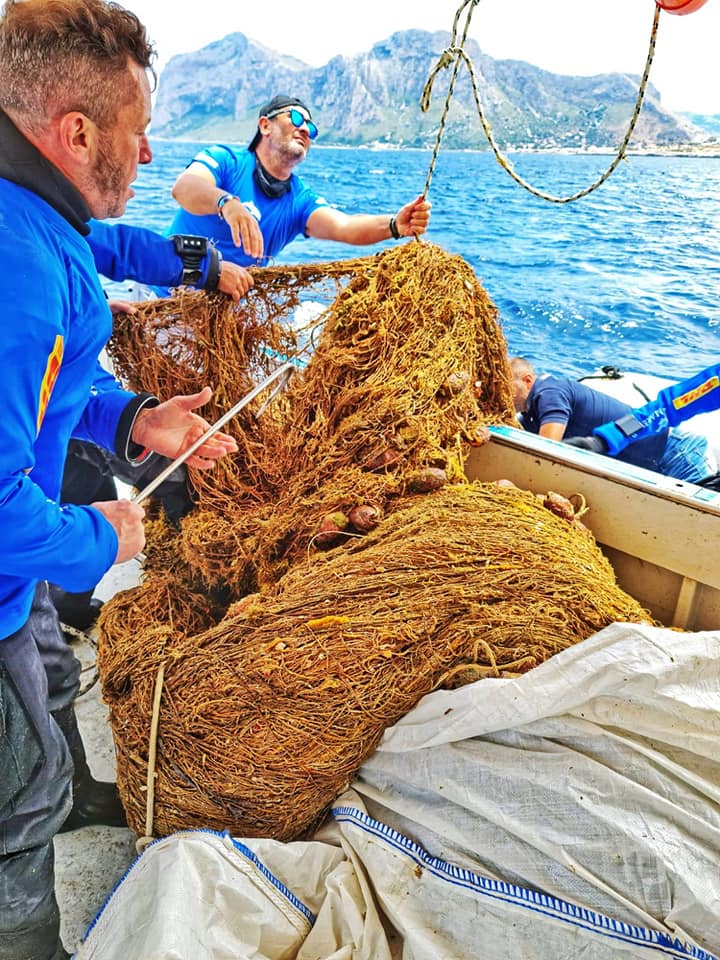 La rete fantasma di Isola delle Femmine: recupero a bordo