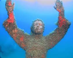 Immersioni alla Gallinara: In mezzo alla baia, a una grande statua in bronzo del Cristo Redentore