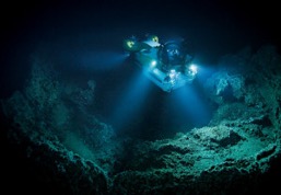 La bioluminescenza: un sottomarino a comando remoto (ROV) utilizzato per studiare gli abissi oceanici
