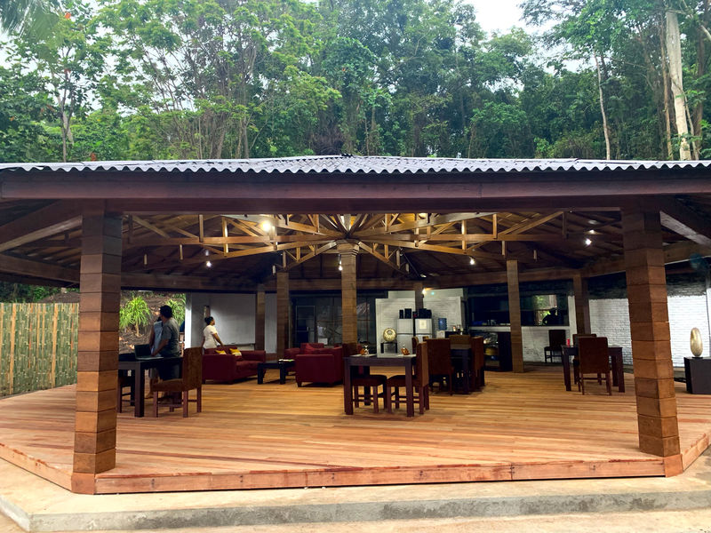 Immersioni nello Stretto di Lembeh, Indonesia: il ristorante è fronte mare e serve specialità locali ed internazionali, con servizio “a la carte”